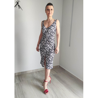 "Gaia" It's cut out in pencil form with V-neck and open v-back , also has a back and front slit. It fits perfect  for Argentine tango, Julietta a mano