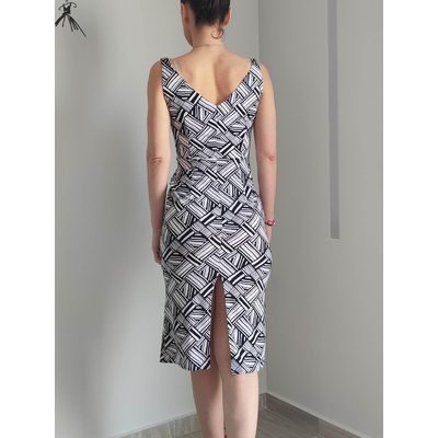 "Gaia" It's cut out in pencil form with V-neck and open v-back , also has a back and front slit. It fits perfect  for Argentine tango, Julietta a mano